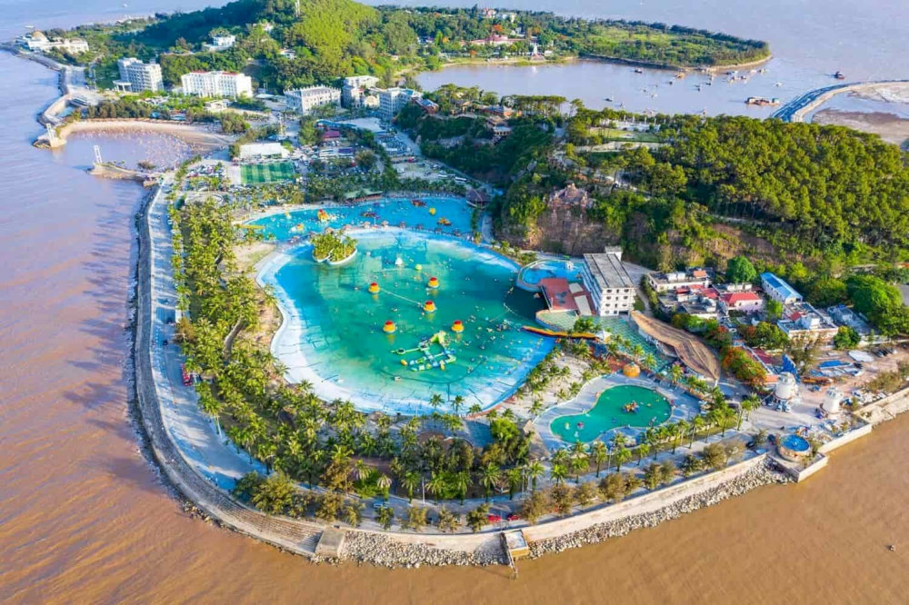 Biển Đồ Sơn với nhiều trò chơi dưới nước hấp dẫn